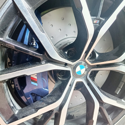 4-tłoczkowe zaciski hamulcowe BMW serii 3 R18-calowe koła z tarczami 348 mm